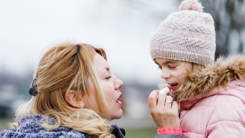 mettre du baume à lèvres en hiver